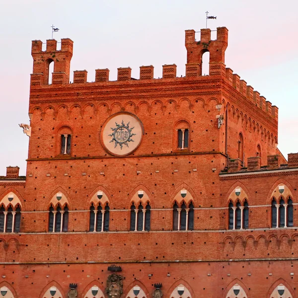 Campo Square met publiek gebouw bij zonsondergang, Siena, Italië — Stockfoto