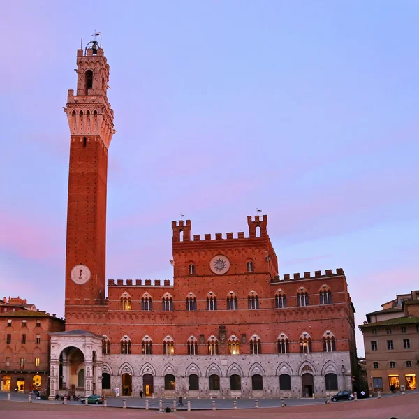 Campo náměstí s veřejné budovy při západu slunce, Siena, Itálie — Stock fotografie