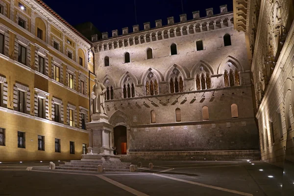 Siena, Włochy - 11 marca 2016: Sallustio Bandini na Piazza Salimbeni w nocy, Siena, Toskania - Włochy. — Zdjęcie stockowe