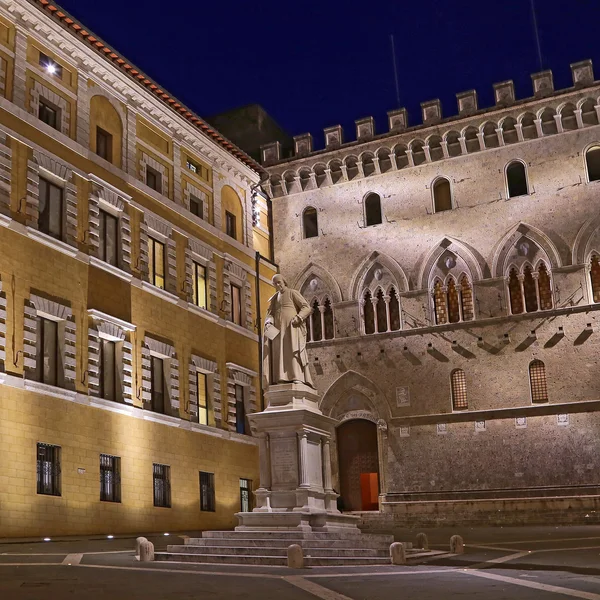 Σιένα, Ιταλία - 11 Μαρτίου 2016: Sallustio Μπαντίνι στην Piazza Salimbeni τη νύχτα, Λούκα, Τοσκάνη - Ιταλία. — Φωτογραφία Αρχείου