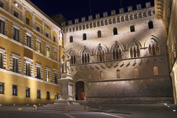 SIENA, ITALIE - 11 MARS 2016 : Sallustio Bandini sur la Piazza Salimbeni la nuit, Sienne, Toscane - Italie . — Photo