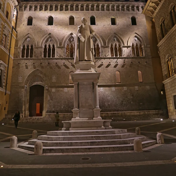 SIENA, ITALIE - 11 MARS 2016 : Sallustio Bandini sur la Piazza Salimbeni la nuit, Sienne, Toscane - Italie . — Photo