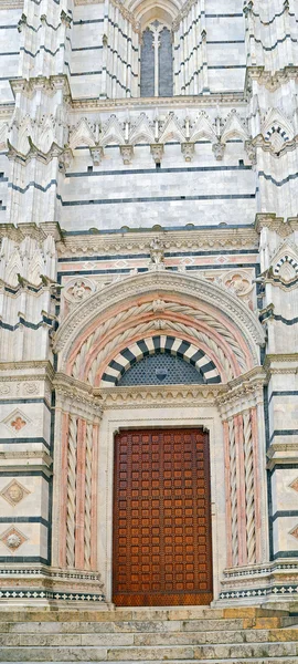 Siena - doopkapel deur, Toscane - Italië — Stockfoto