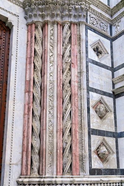 Siena - Detalhes das colunas em mármore na fachada do Batistério — Fotografia de Stock