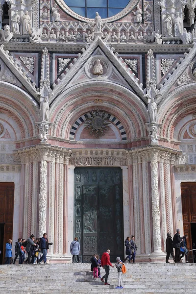 Kathedrale von Siena ist ein hervorragendes Beispiel mittelalterlicher Architektur — Stockfoto