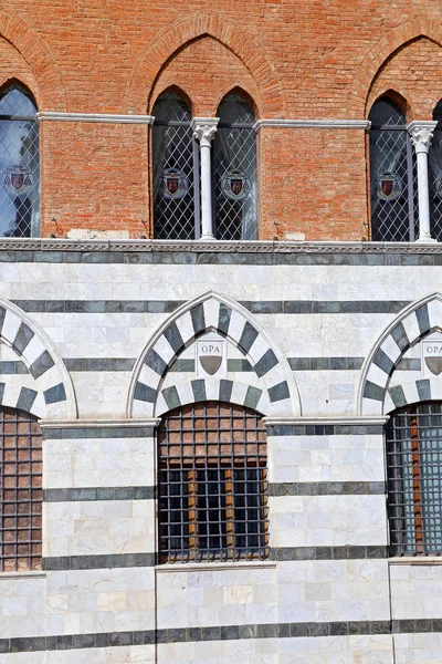 De kathedraal van Siena is een schitterend voorbeeld van middeleeuwse architectuur - Details — Stockfoto