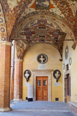 Siena - avlu Palazzo Chigi-Saracini