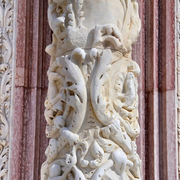 Die Kathedrale von Siena ist ein großartiges Beispiel mittelalterlicher Architektur - Details — Stockfoto