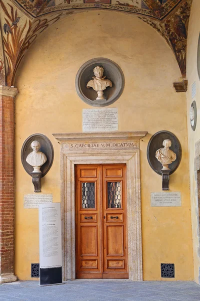 Siena - the courtyard of the Palazzo Chigi-Saracini — Stock Photo, Image