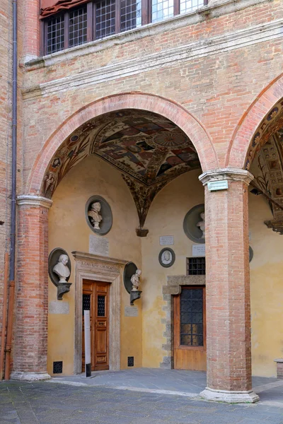 Siena - el patio del Palazzo Chigi-Saracini — Foto de Stock