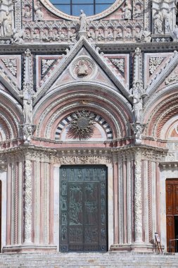 Siena Katedrali'nin ortaçağ mimarisi muhteşem bir örnektir