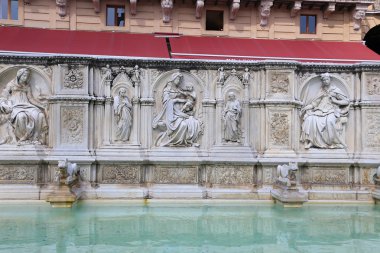 sevinç - Siena bir ortaçağ mermer çeşme çeşme. Panel fonte gaia, piazza del campo, siena, Toskana, İtalya
