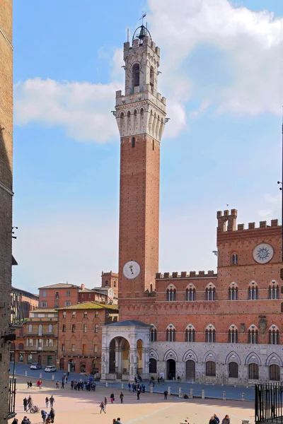 Campo Square med offentlig byggnad, Siena, Italien — Stockfoto