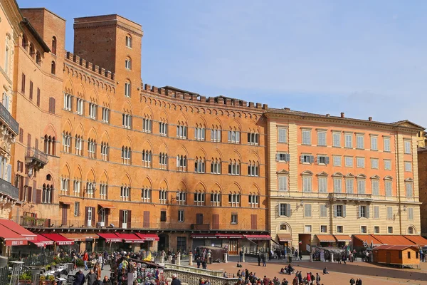 Campo square mit öffentlichem gebäude, siena, italien — Stockfoto