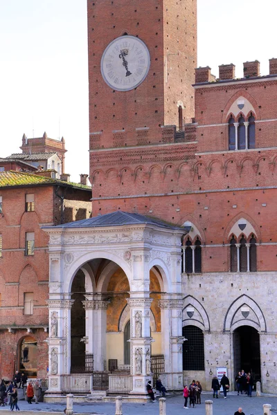 Campo square mit öffentlichem gebäude, siena, italien — Stockfoto