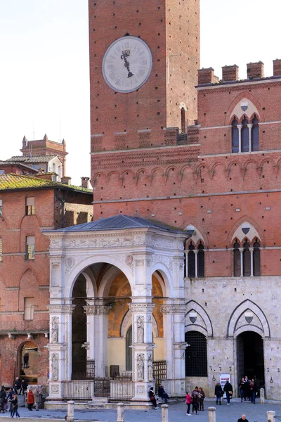 Campo Square met publiek gebouw, Siena, Italië — Stockfoto