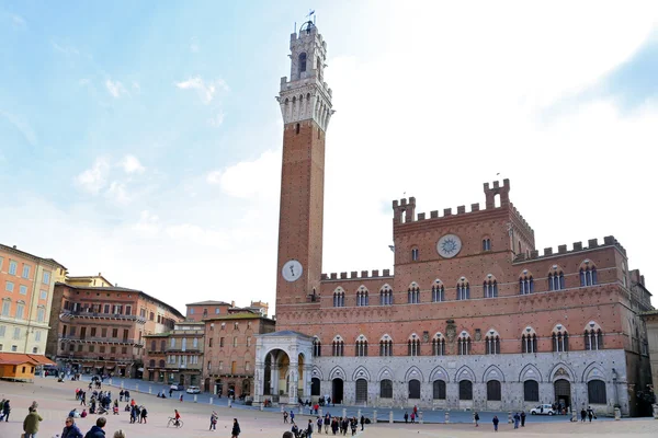 SIENA, ITALY - MARCH 12, 2016: Campo Square with Public Building, Siena, Italy — Stock Photo, Image