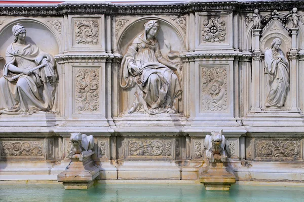 Fonte de alegria - uma fonte de mármore medieval em Siena. Panel Fonte Gaia, Piazza del Campo, Siena, Toscana, Itália — Fotografia de Stock