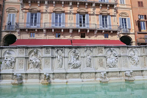 Fonte de alegria - uma fonte de mármore medieval em Siena. Panel Fonte Gaia, Piazza del Campo, Siena, Toscana, Itália — Fotografia de Stock