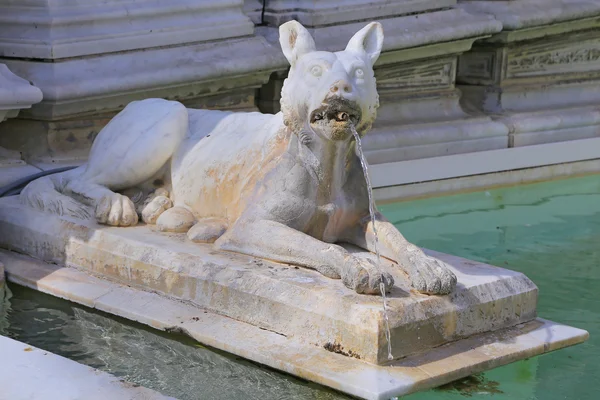 欢乐，在锡耶纳的中世纪大理石喷泉的喷泉。面板丰泰盖亚、 广场和坎波、 锡耶纳、 托斯卡纳、 意大利 — 图库照片