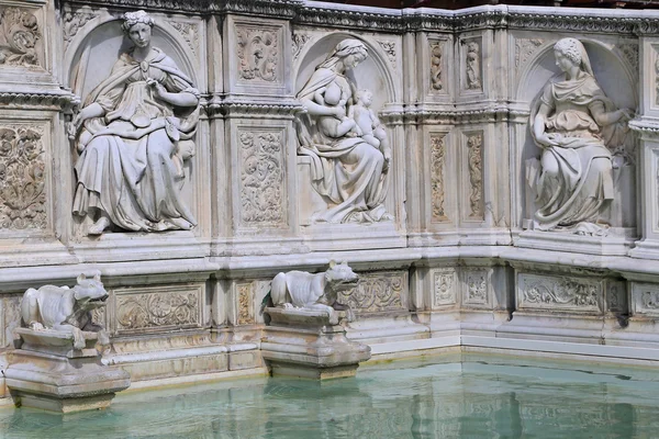 Fuente de la alegría - una fuente de mármol medieval en Siena. Panel Fonte Gaia, Piazza del Campo, Siena, Toscana, Italia —  Fotos de Stock