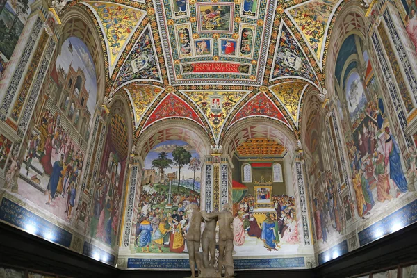 Pinturicchios Fresken in der Piccolomini-Bibliothek der Kathedrale von Siena — Stockfoto