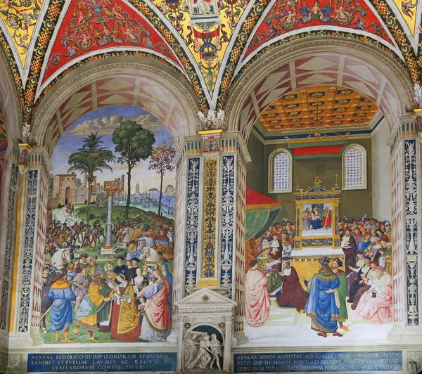 Frescos de Pinturicchio en la Biblioteca Piccolomini de Siena Catedral — Foto de Stock