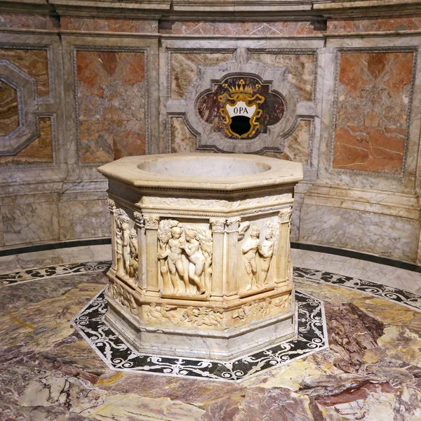 Вид изнутри thinterior Сиенский собор в Тоскане, Италия Дуомо, Сиена — стоковое фото