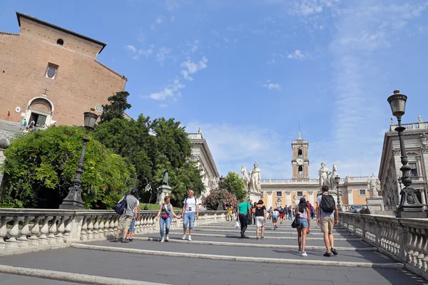 El acceso "Cordonata" a la plaza Campidoglio, con estatuas de Castor y Pollux . —  Fotos de Stock