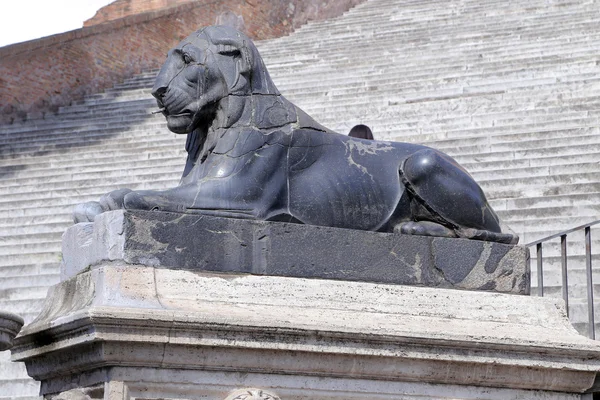 León en Cordonata del Campidoglio, en Roma . — Foto de Stock