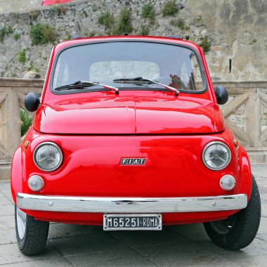 Fiat 500 Gaeta Merkezi sokakta. Fiat 500 1957 Fiat şirketten 75 üstlenmiştir. Arabanın yeni sürüm üretim Gaeta 2007 yılında başladı