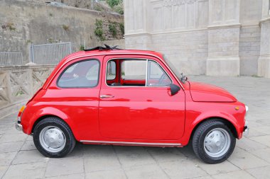 Fiat 500 Gaeta Merkezi sokakta. Fiat 500 1957 Fiat şirketten 75 üstlenmiştir. Arabanın yeni sürüm üretim Gaeta 2007 yılında başladı