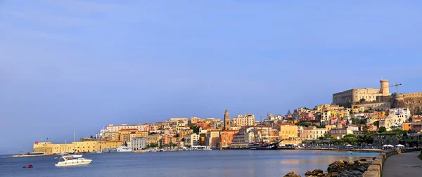 Stadsgezicht van oude Gaeta plaats (town) in de zomer, Italië — Stockfoto