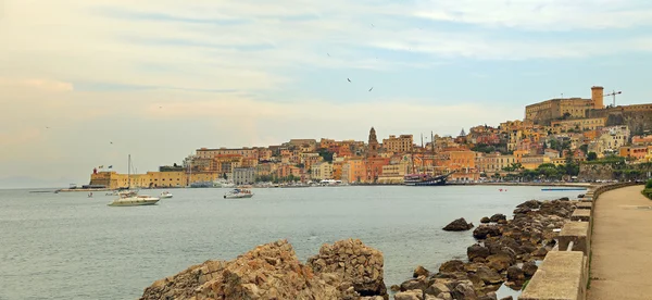 Stadsgezicht van oude Gaeta plaats (town) in de zomer, Italië — Stockfoto