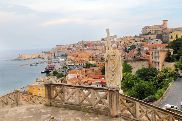 Jesus Christ holds passion cross marble statue in Gaeta, southern Italy — Stock Photo, Image