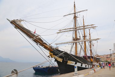 Üç direkli Palinuro, tarihi bir İtalyan Deniz Kuvvetleri eğitim barquentine Gaeta limanda palamarla.