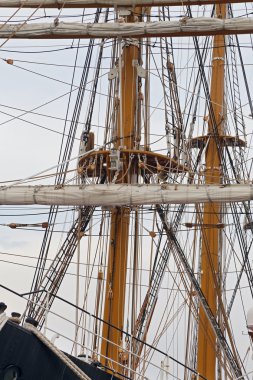 Üç direkli Palinuro, tarihi bir İtalyan Deniz Kuvvetleri eğitim barquentine Gaeta limanda palamarla.