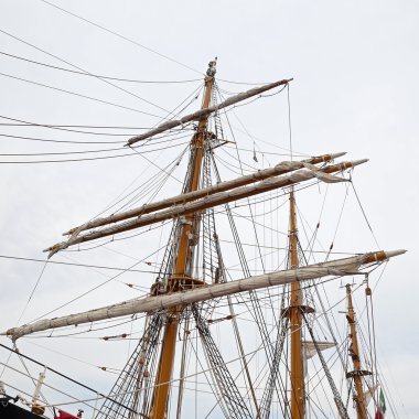 Üç direkli Palinuro, tarihi bir İtalyan Deniz Kuvvetleri eğitim barquentine Gaeta limanda palamarla.