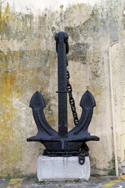 Hala taş kaide üzerinde demir