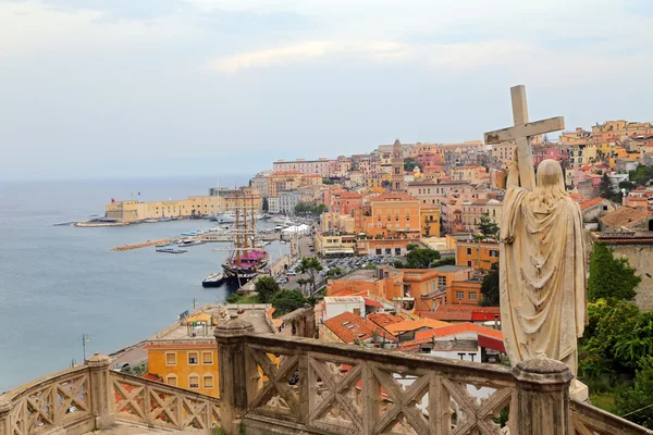 Jezus Christus houdt passie Kruis marmeren standbeeld in Gaeta, Zuid-Italië — Stockfoto