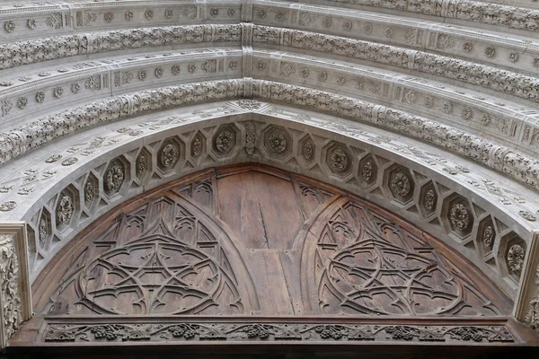 Catedral de São Francisco detalhe exterior. Gaeta, Itália — Fotografia de Stock