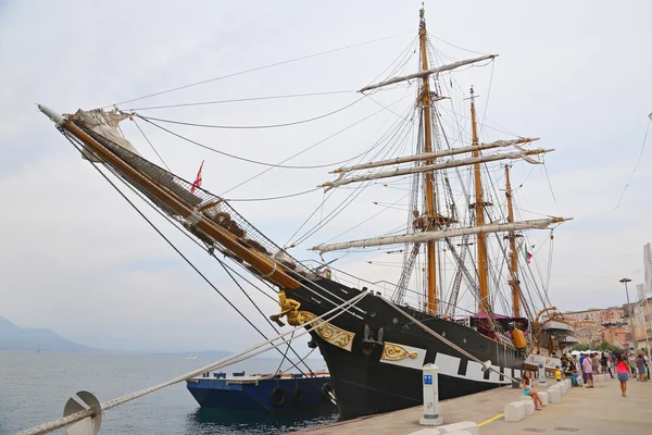 De tre tremastade Palinuro, en historiska italienska marinen utbildning barquentine, förtöjd i hamnen Gaeta. — Stockfoto