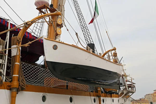 Üç direkli Palinuro, tarihi bir İtalyan Deniz Kuvvetleri eğitim barquentine Gaeta limanda palamarla. — Stok fotoğraf