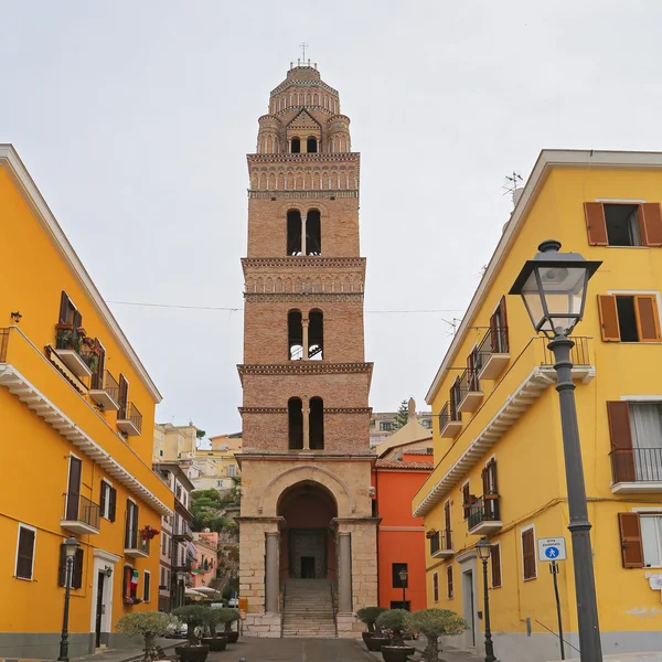 Domkyrkans torn av Nicola Di Angelo, i normandisk stil. Gaeta, Italien — Stockfoto