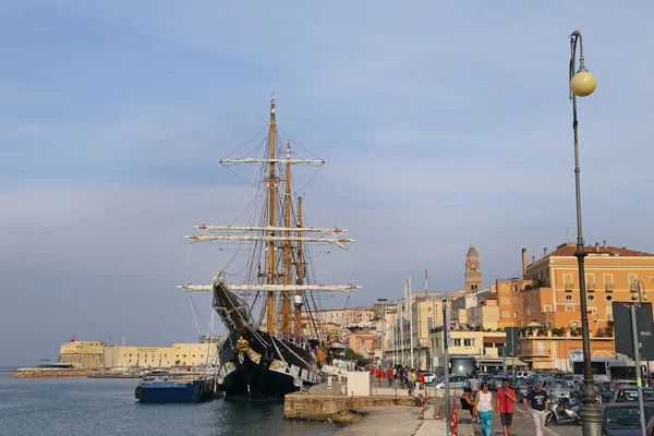 Üç direkli Palinuro, tarihi bir İtalyan Deniz Kuvvetleri eğitim barquentine Gaeta limanda palamarla. — Stok fotoğraf