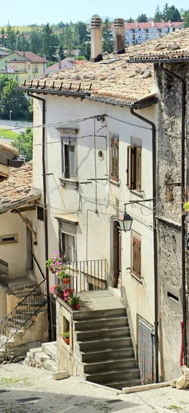 Glimtar av underbara bergsbyn - ca 1400 m över havet - Pescocostanzo i regionen Abruzzo, Italien — Stockfoto