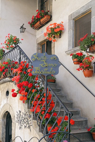 Glimpses of the wonderful mountain village - about 1400 m above sea level - Pescocostanzo in the region of Abruzzo, Italy — Stock Photo, Image