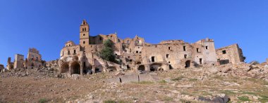 Krako harabelerinin manzarası, İtalya 'nın güneyindeki Basilicata bölgesindeki heyelan sonrasında terk edilmiş hayalet şehir.