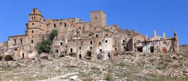 Krako harabelerinin manzarası, İtalya 'nın güneyindeki Basilicata bölgesindeki heyelan sonrasında terk edilmiş hayalet şehir.