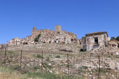Krako harabelerinin manzarası, İtalya 'nın güneyindeki Basilicata bölgesindeki heyelan sonrasında terk edilmiş hayalet şehir.